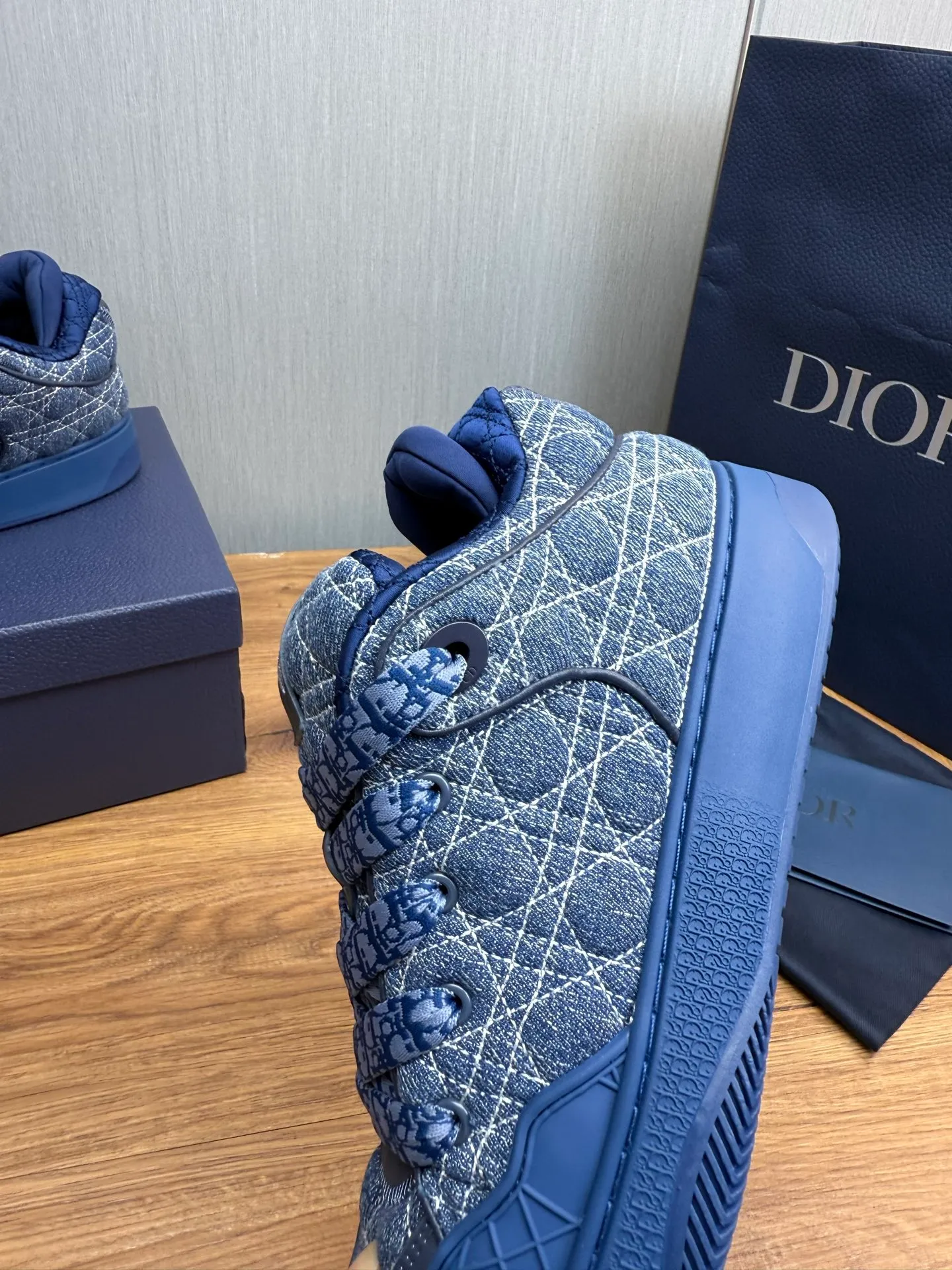 Men's shoes 💰800💰 Dior sneakers enrich the classic series with fashionable retro style. Carefully crafted, they can be paired with casual looks all year round. Dad Shoes style shoes that follow the trend of the retro market ▪️ Fabric: Original custom embroidered cowhide ▪️ Lining: Imported breathable mesh ▪️ Sole: Original molded non-slip outsole ▪️ Size: 38-45 (45 is custom-made and cannot be returned)